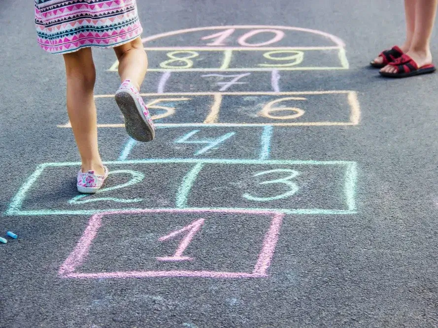 Brincadeiras-Tradicionais-com-Elementos-Educativos-Aprendizado-Natural-e-Divertido
